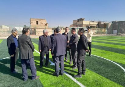 بازدید دکتر معینی نماینده مردم در مجلس شورای اسلامی و مهندس یوسفیان فرماندار شهرستان از احداث بزرگترین زمین چمن مصنوعی در روستای علی آباد